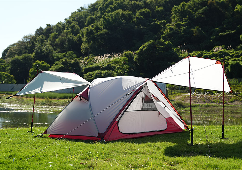 Tenda hiking ringan dengan tenda di depan dan belakang