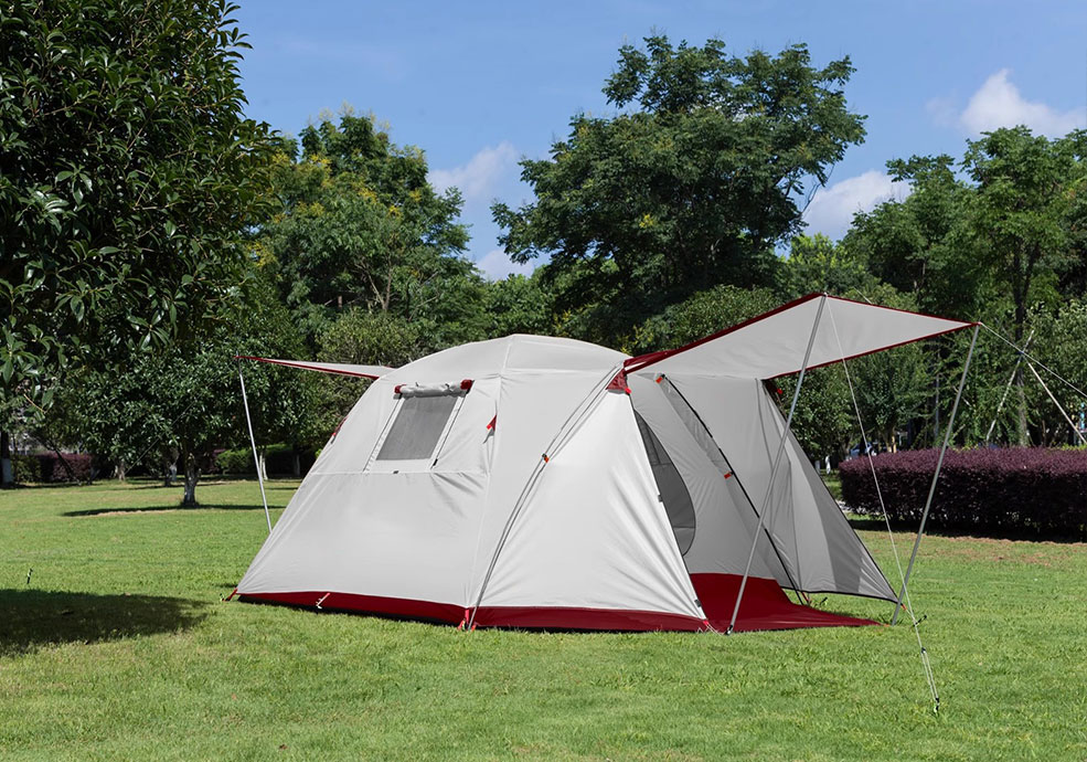 Tenda kemah untuk 4 orang dengan satu ruangan dan satu ruang tamu